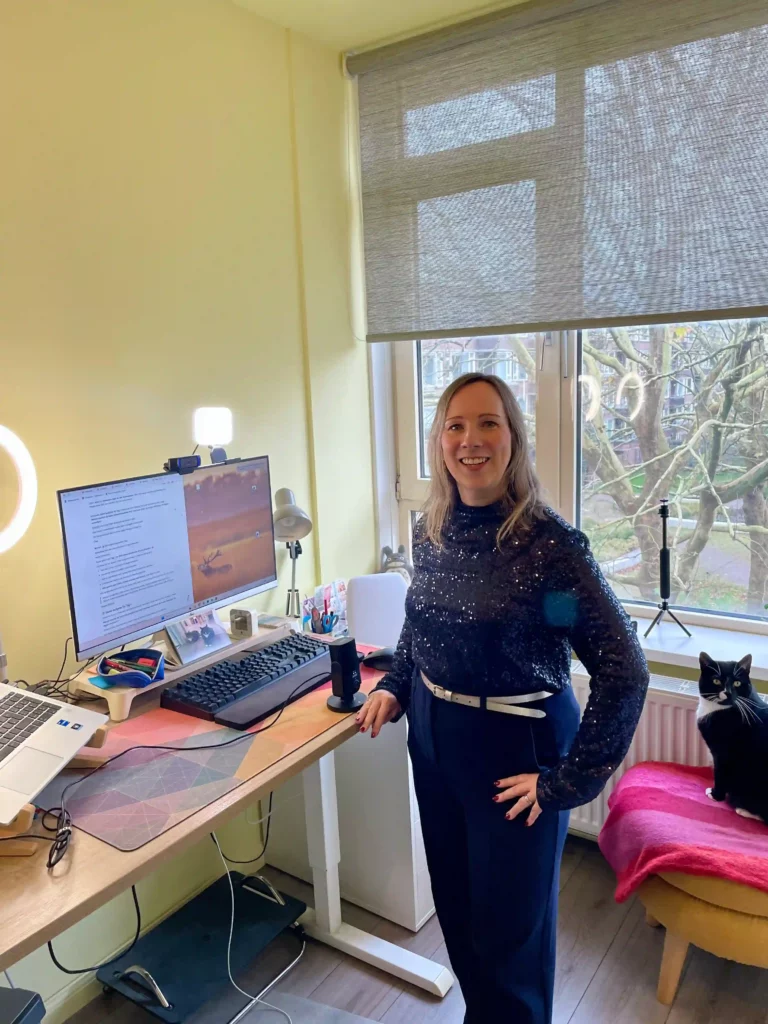 Silvia Schulz beim Aufnehmen des Willkommensvideo des SEO-Adventskalenders